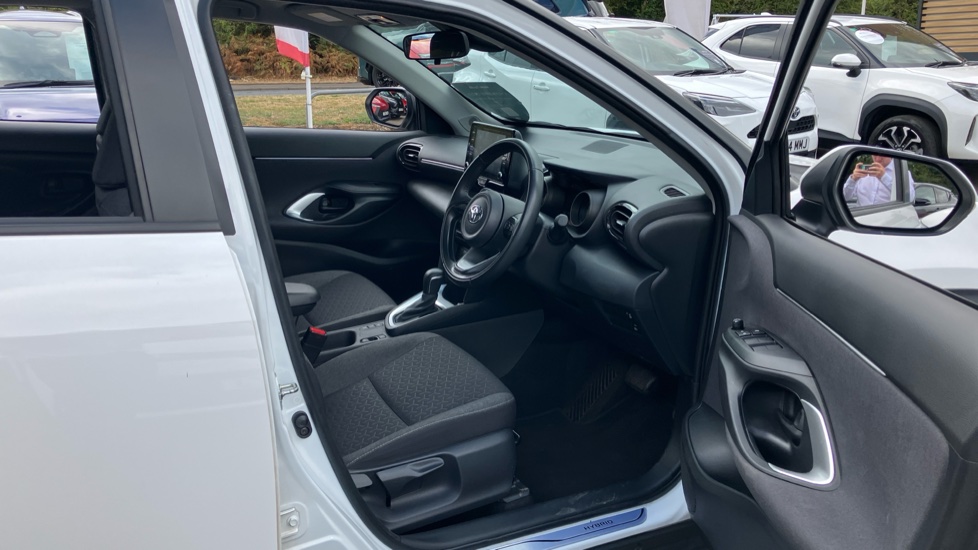 Toyota Yaris Cross 1.5 Hybrid Icon 5dr CVT Hybrid Estate - Image 12