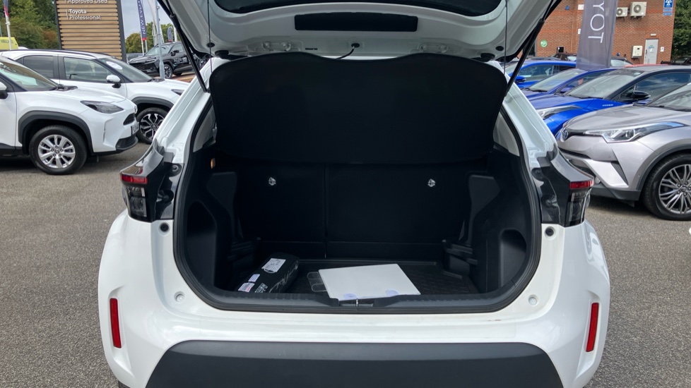 Toyota Yaris Cross 1.5 Hybrid Icon 5dr CVT Hybrid Estate - Image 13
