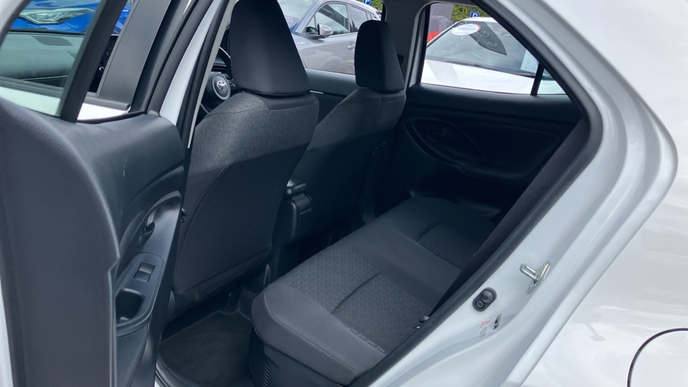Toyota Yaris Cross 1.5 Hybrid Icon 5dr CVT Hybrid Estate - Image 15
