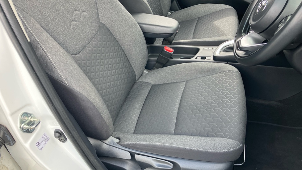 Toyota Yaris Cross 1.5 Hybrid Icon 5dr CVT Hybrid Estate - Image 17