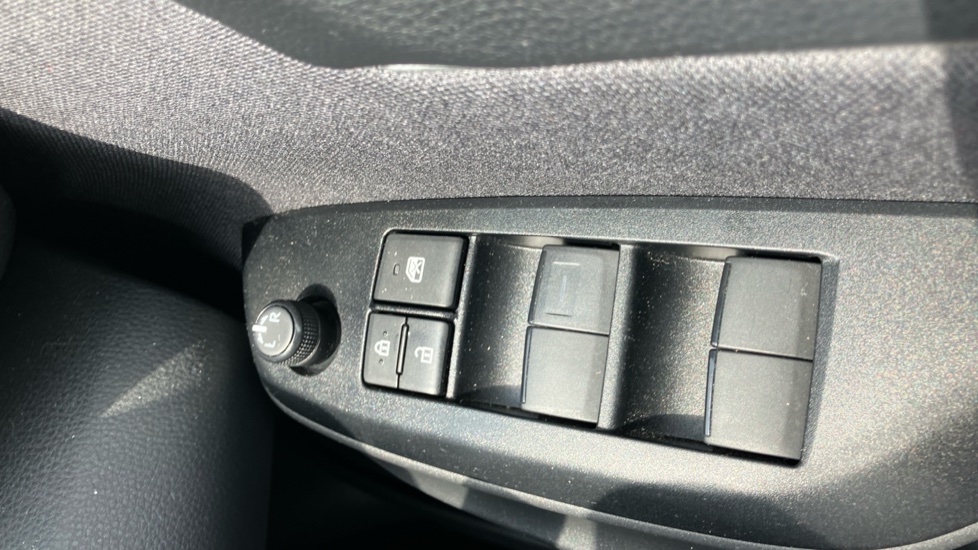 Toyota Yaris Cross 1.5 Hybrid Design 5dr CVT Hybrid Estate - Image 33
