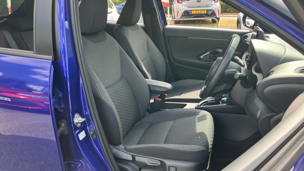 Toyota Yaris Cross 1.5 Hybrid Design 5dr CVT Hybrid Estate - Image 60