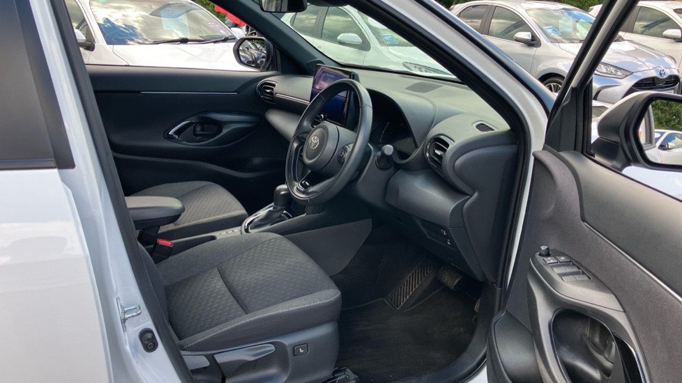 Toyota Yaris Cross 1.5 Hybrid Design 5dr CVT Hybrid Estate - Image 12
