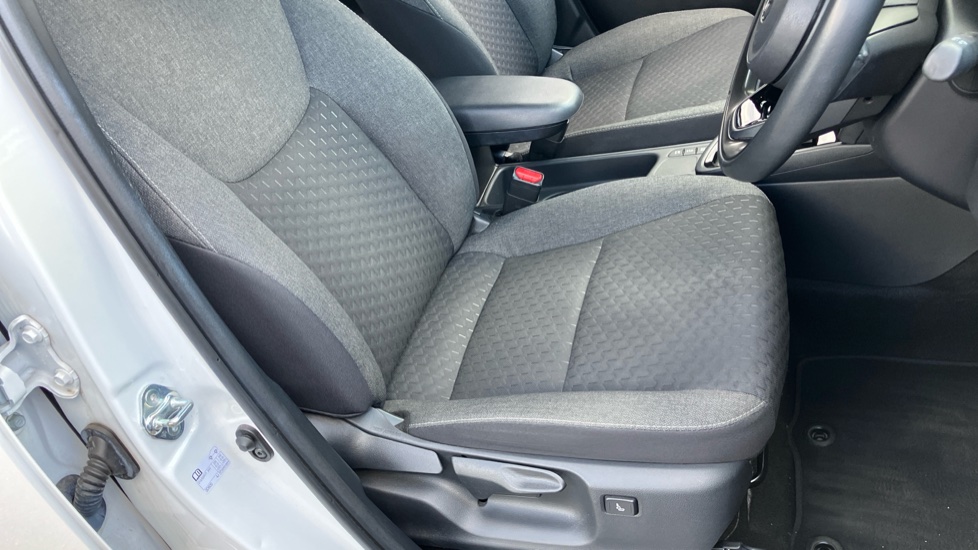 Toyota Yaris Cross 1.5 Hybrid Design 5dr CVT Hybrid Estate - Image 17