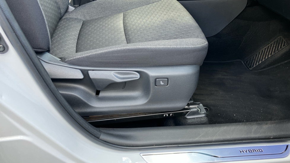 Toyota Yaris Cross 1.5 Hybrid Design 5dr CVT Hybrid Estate - Image 30