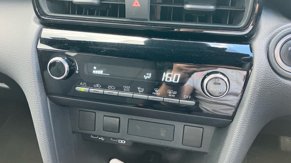 Toyota Yaris Cross 1.5 Hybrid Design 5dr CVT Hybrid Estate - Image 37