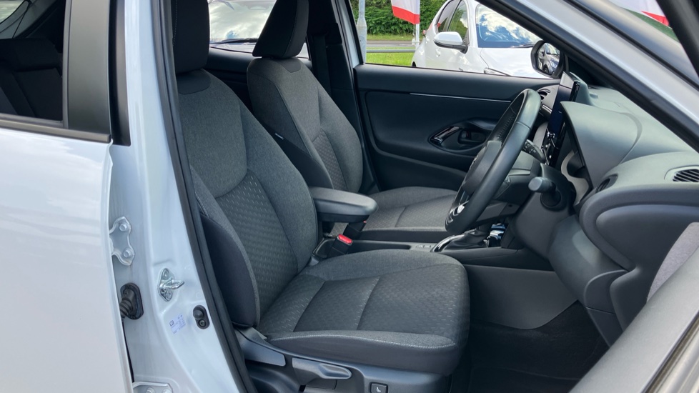 Toyota Yaris Cross 1.5 Hybrid Design 5dr CVT Hybrid Estate - Image 61