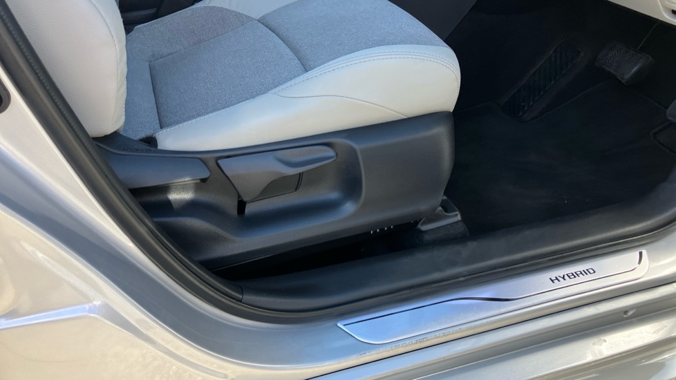 Toyota Yaris 1.5 Hybrid Excel 5dr CVT Hybrid Hatchback - Image 30