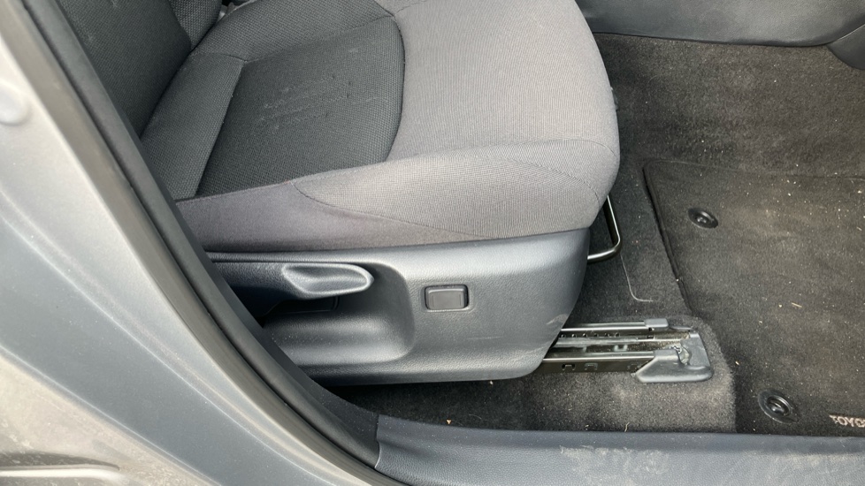 Toyota C-HR 2.0 PHEV Design 5dr CVT Hatchback - Image 30