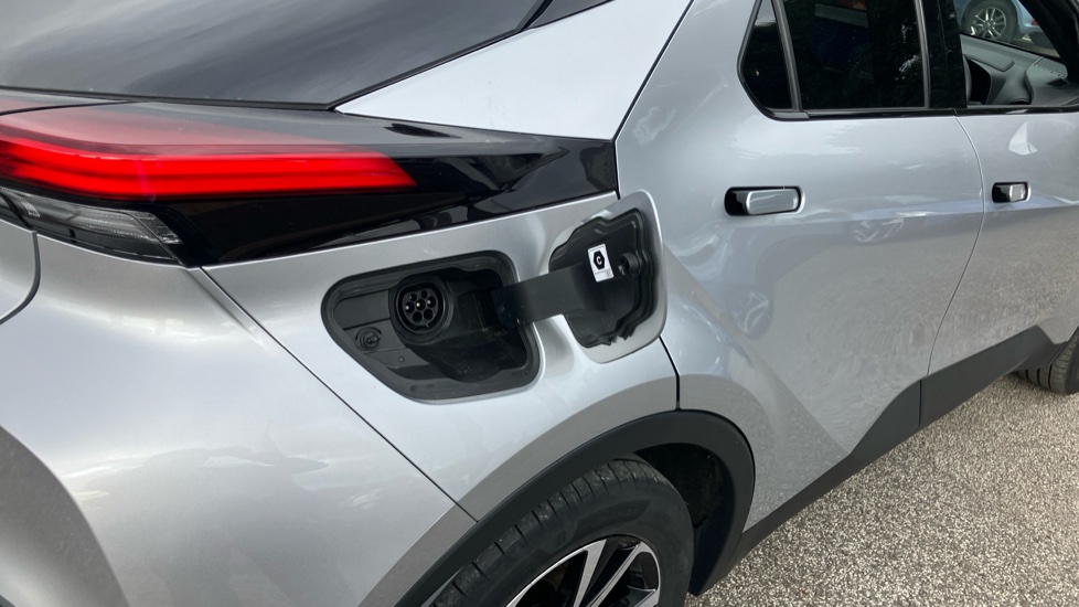 Toyota C-HR 2.0 PHEV Design 5dr CVT Hatchback - Image 45