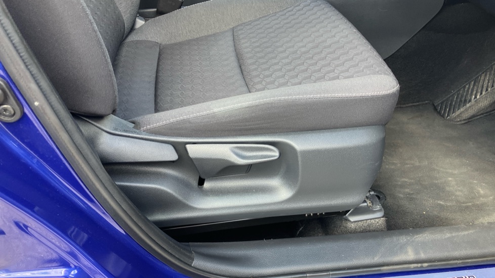 Toyota Yaris 1.5 Hybrid Icon 5dr CVT Hybrid Hatchback - Image 30