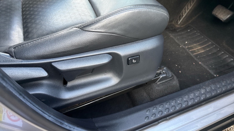 Toyota C-HR 1.8 Hybrid Dynamic 5dr CVT Hybrid Hatchback - Image 30