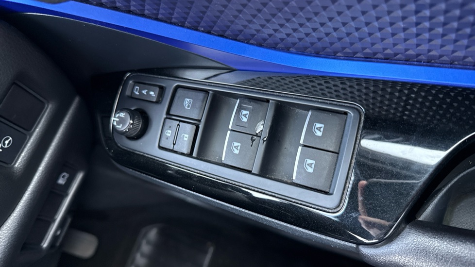 Toyota C-HR 1.8 Hybrid Dynamic 5dr CVT Hybrid Hatchback - Image 33