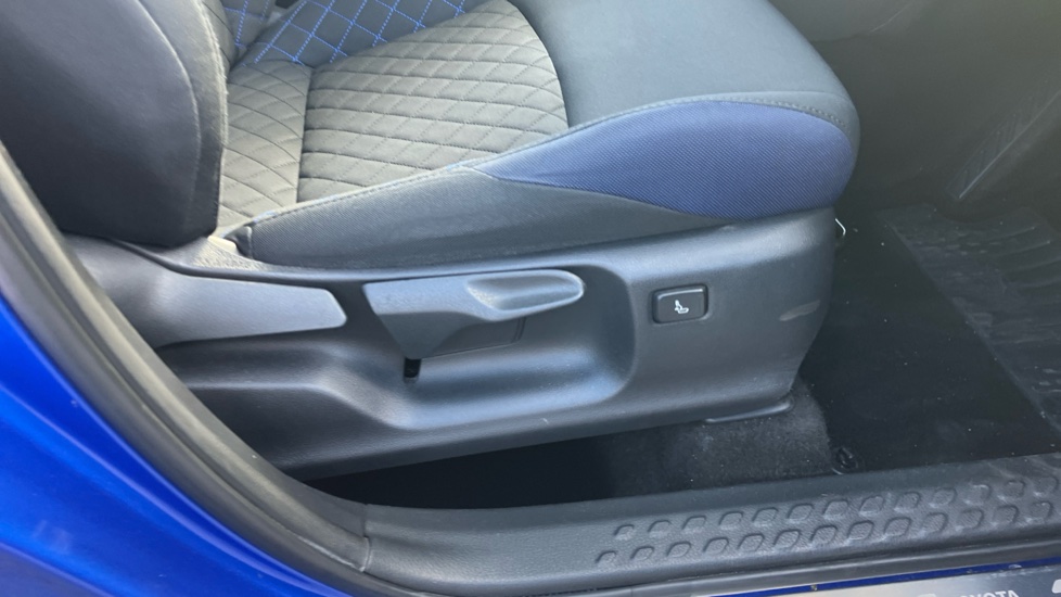 Toyota C-HR 1.8 Hybrid Dynamic 5dr CVT Hybrid Hatchback - Image 30