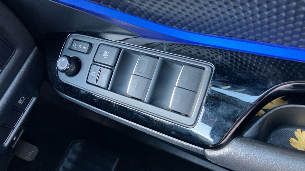 Toyota C-HR 1.8 Hybrid Dynamic 5dr CVT Hybrid Hatchback - Image 33