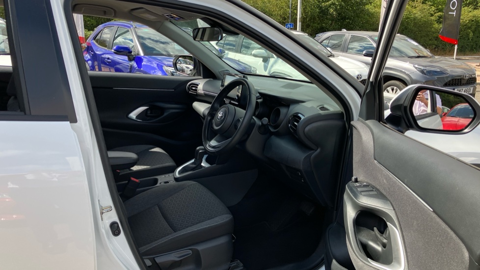 Toyota Yaris Cross 1.5 Hybrid Icon 5dr CVT Hybrid Estate - Image 12