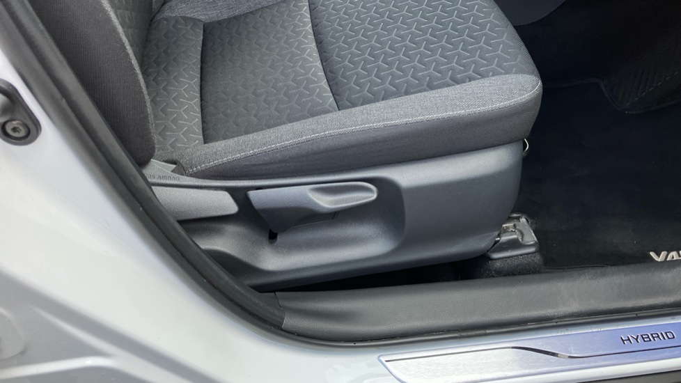 Toyota Yaris Cross 1.5 Hybrid Icon 5dr CVT Hybrid Estate - Image 30
