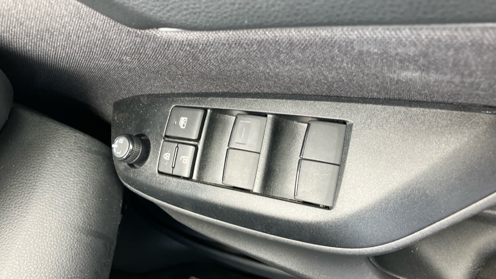 Toyota Yaris Cross 1.5 Hybrid Icon 5dr CVT Hybrid Estate - Image 33