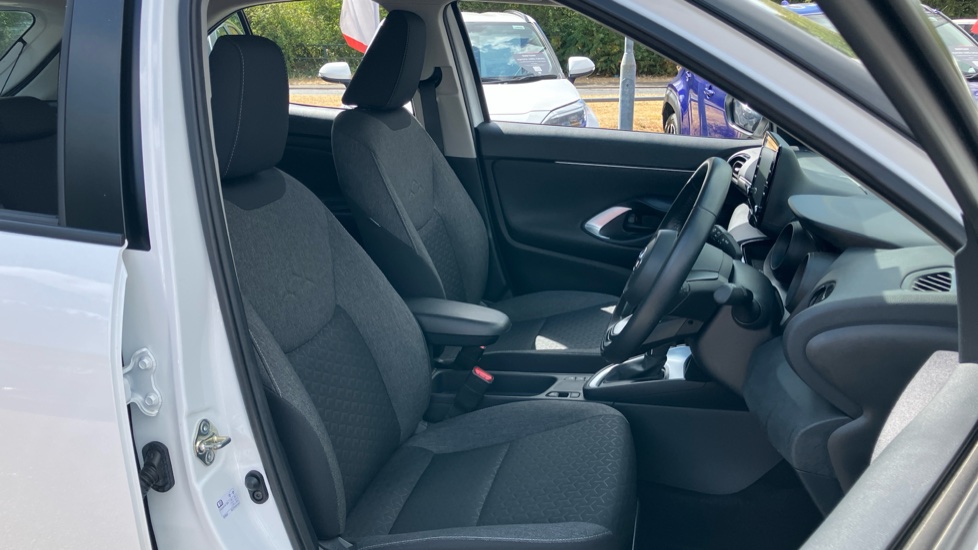 Toyota Yaris Cross 1.5 Hybrid Icon 5dr CVT Hybrid Estate - Image 49