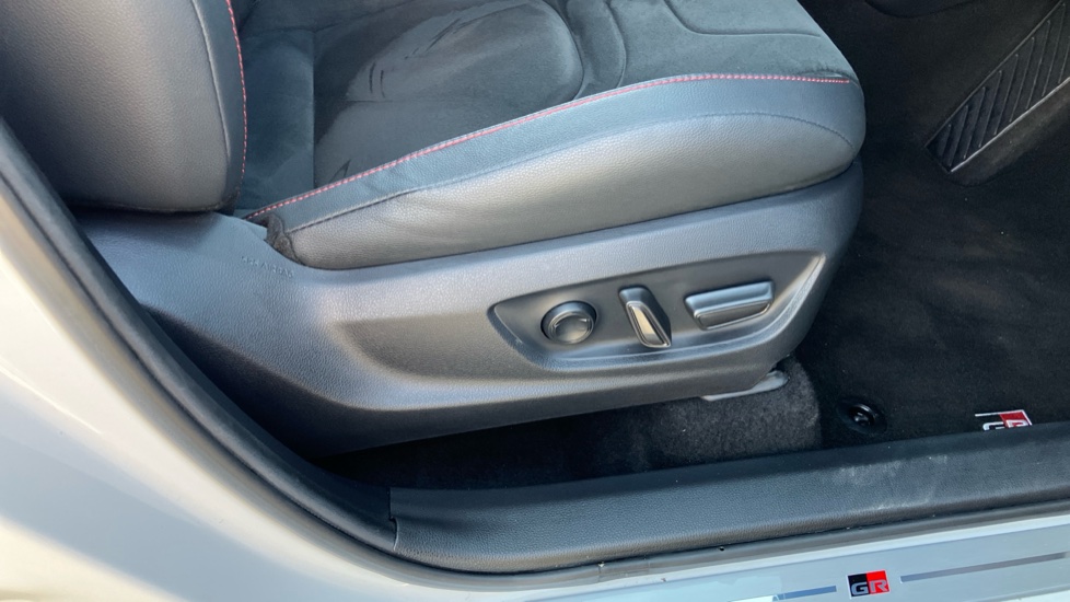 Toyota C-HR 2.0 PHEV GR Sport 5dr CVT Hatchback - Image 30