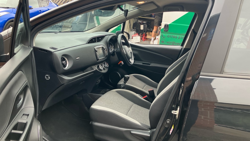 Toyota Yaris 1.5 VVT-i Y20 5dr [Bi-tone] Petrol Hatchback - Image 5