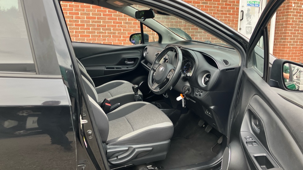 Toyota Yaris 1.5 VVT-i Y20 5dr [Bi-tone] Petrol Hatchback - Image 12
