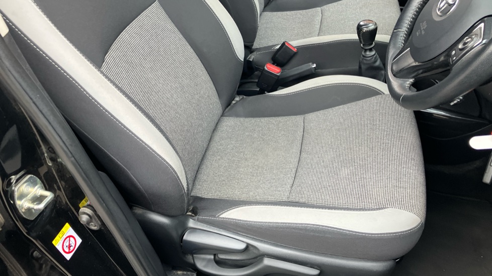 Toyota Yaris 1.5 VVT-i Y20 5dr [Bi-tone] Petrol Hatchback - Image 17