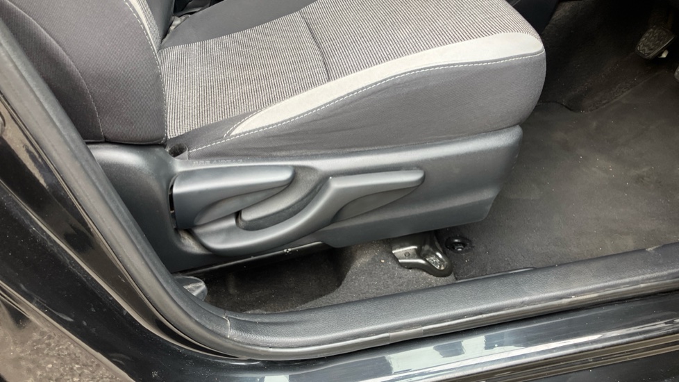 Toyota Yaris 1.5 VVT-i Y20 5dr [Bi-tone] Petrol Hatchback - Image 30