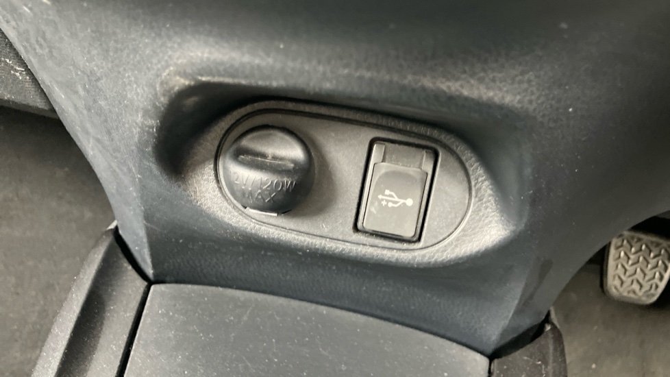 Toyota Yaris 1.5 VVT-i Y20 5dr [Bi-tone] Petrol Hatchback - Image 38