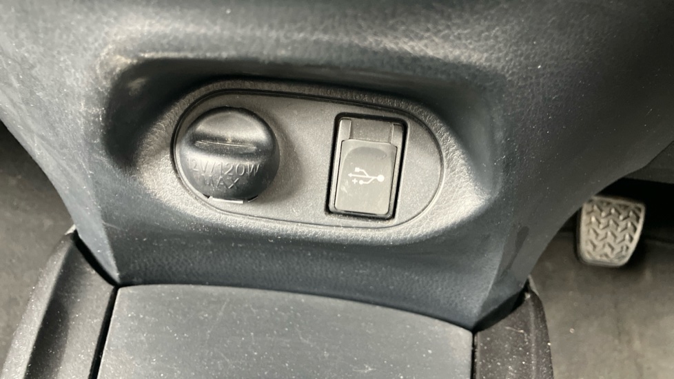 Toyota Yaris 1.5 VVT-i Y20 5dr [Bi-tone] Petrol Hatchback - Image 39