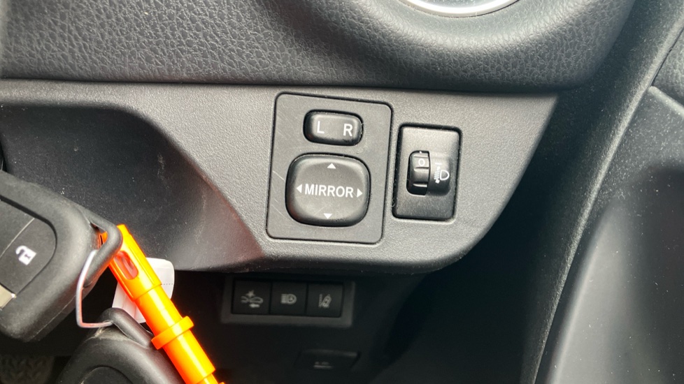 Toyota Yaris 1.5 VVT-i Y20 5dr [Bi-tone] Petrol Hatchback - Image 59