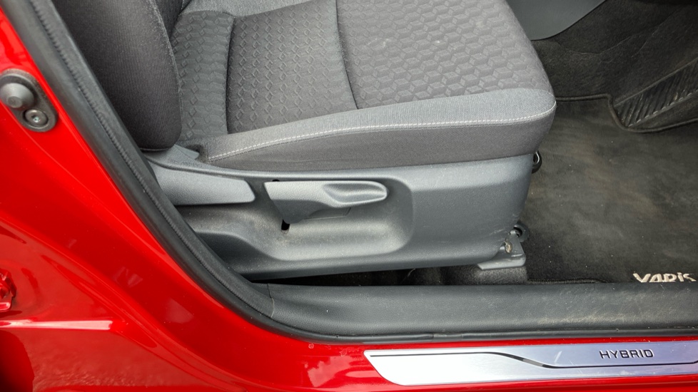 Toyota Yaris 1.5 Hybrid Icon 5dr CVT Hybrid Hatchback - Image 30