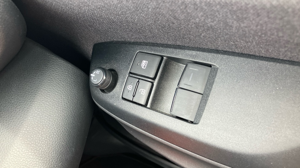 Toyota Yaris 1.5 Hybrid Icon 5dr CVT Hybrid Hatchback - Image 33