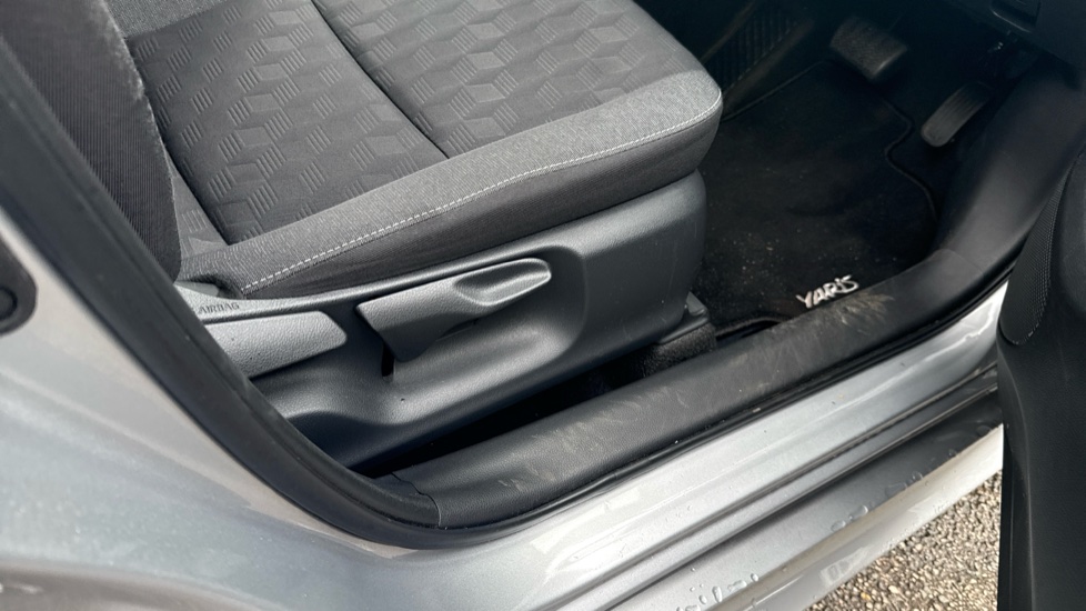 Toyota Yaris 1.5 Hybrid Design 5dr CVT Hybrid Hatchback - Image 30