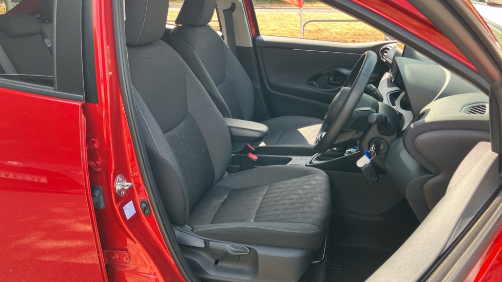 Toyota Yaris 1.5 Hybrid Design 5dr CVT Hybrid Hatchback - Image 59