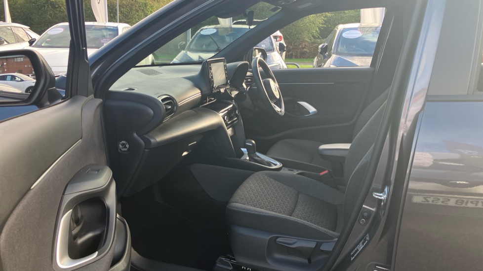 Toyota Yaris Cross 1.5 Hybrid Design 5dr CVT Hybrid Estate - Image 5