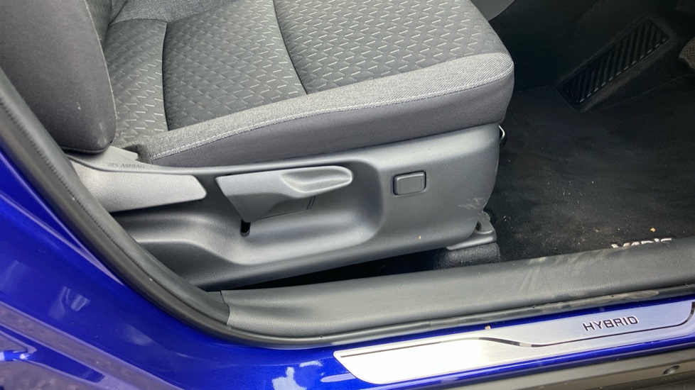 Toyota Yaris Cross 1.5 Hybrid Design 5dr CVT Hybrid Estate - Image 30