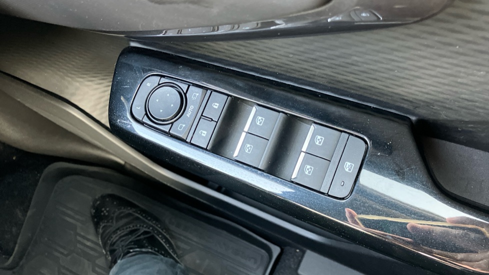 Toyota Urbancruiser 128kW Design 61kWh 5dr Auto Electric Estate - Image 33