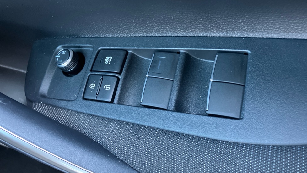 Toyota Corolla 2.0 Hybrid 178 Icon 5dr CVT Hybrid Hatchback - Image 33