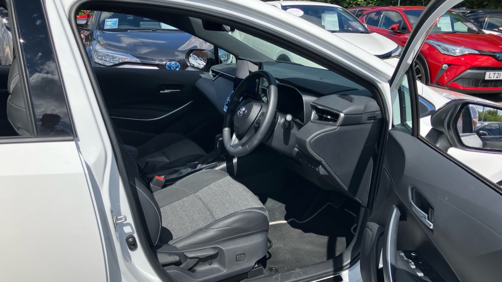 Toyota Corolla 1.8 Hybrid Design 5dr CVT Hybrid Hatchback - Image 12