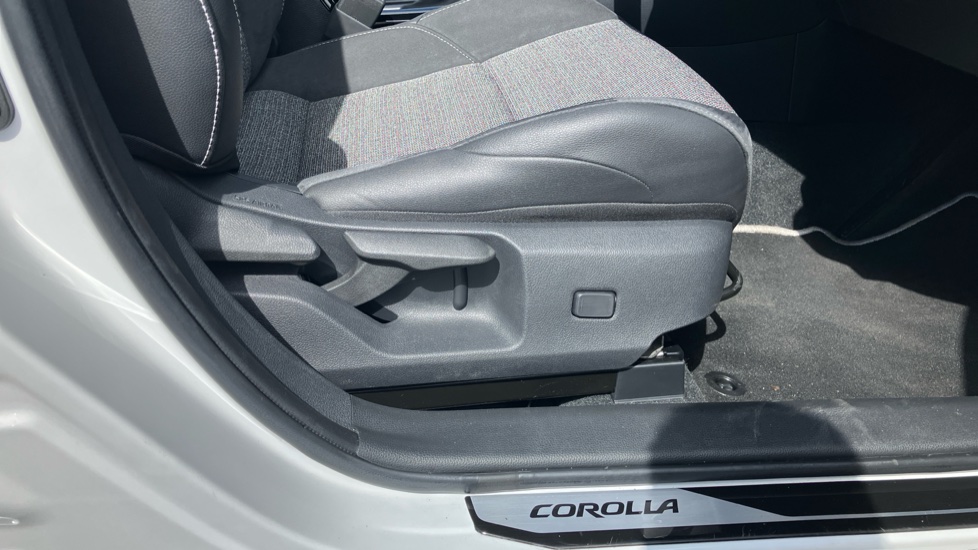Toyota Corolla 1.8 Hybrid Design 5dr CVT Hybrid Hatchback - Image 30