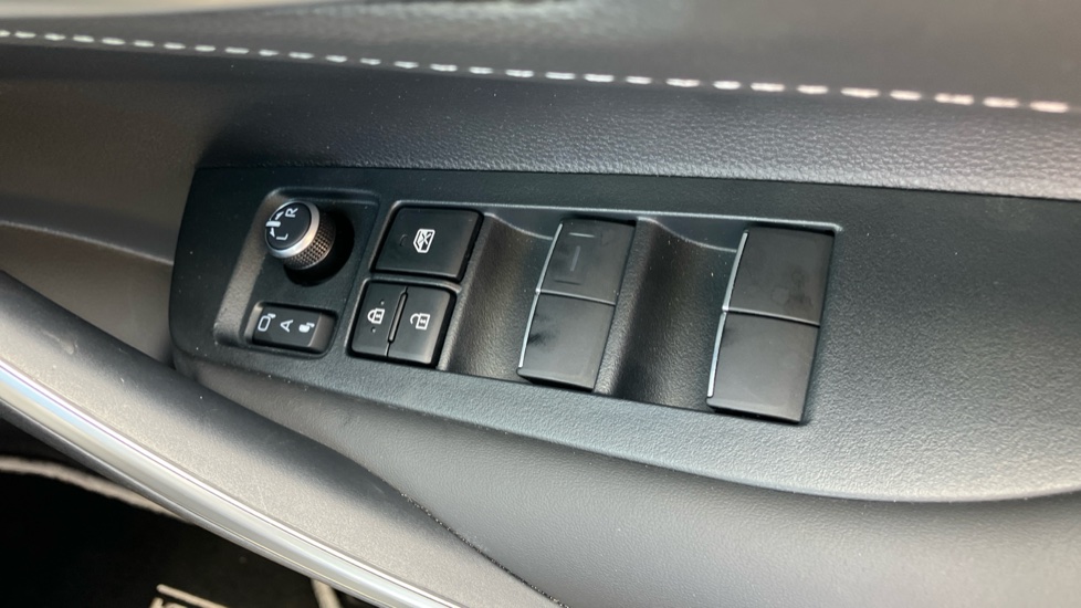 Toyota Corolla 1.8 Hybrid Design 5dr CVT Hybrid Hatchback - Image 33