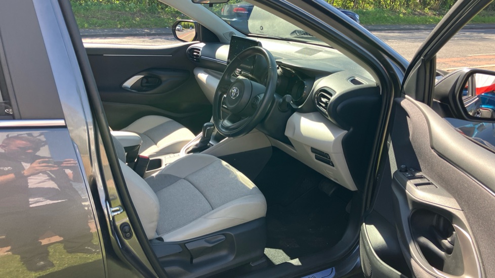 Toyota Yaris 1.5 Hybrid Excel 5dr CVT Hybrid Hatchback - Image 12