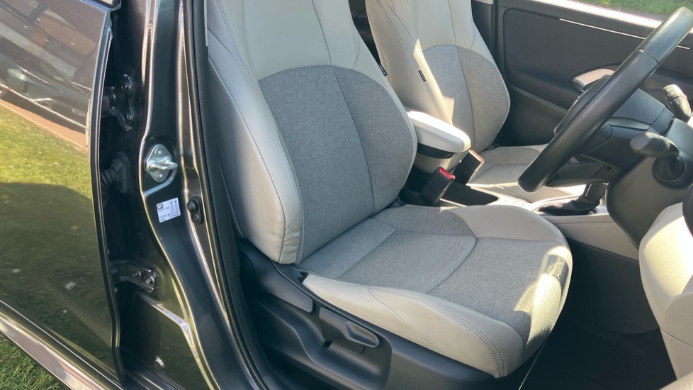 Toyota Yaris 1.5 Hybrid Excel 5dr CVT Hybrid Hatchback - Image 17