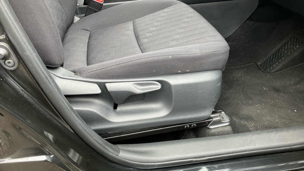 Toyota Yaris 1.5 Hybrid Icon 5dr CVT Hybrid Hatchback - Image 30