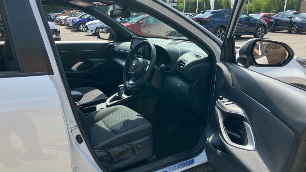 Toyota Yaris Cross 1.5 Hybrid Design 5dr CVT Hybrid Estate - Image 12