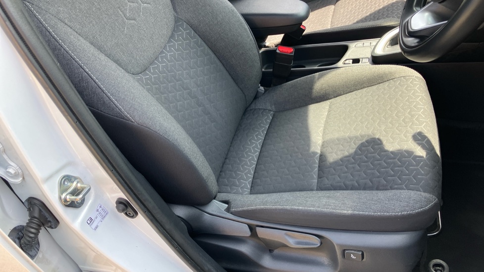 Toyota Yaris Cross 1.5 Hybrid Design 5dr CVT Hybrid Estate - Image 17