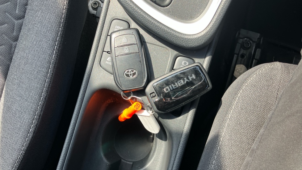 Toyota Yaris Cross 1.5 Hybrid Design 5dr CVT Hybrid Estate - Image 28
