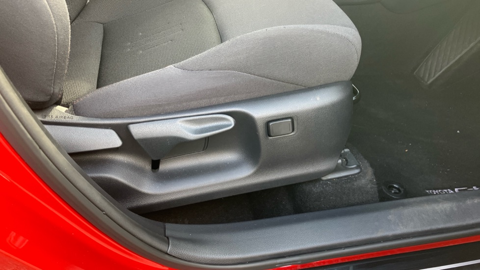 Toyota C-HR 2.0 PHEV Design 5dr CVT Hatchback - Image 30