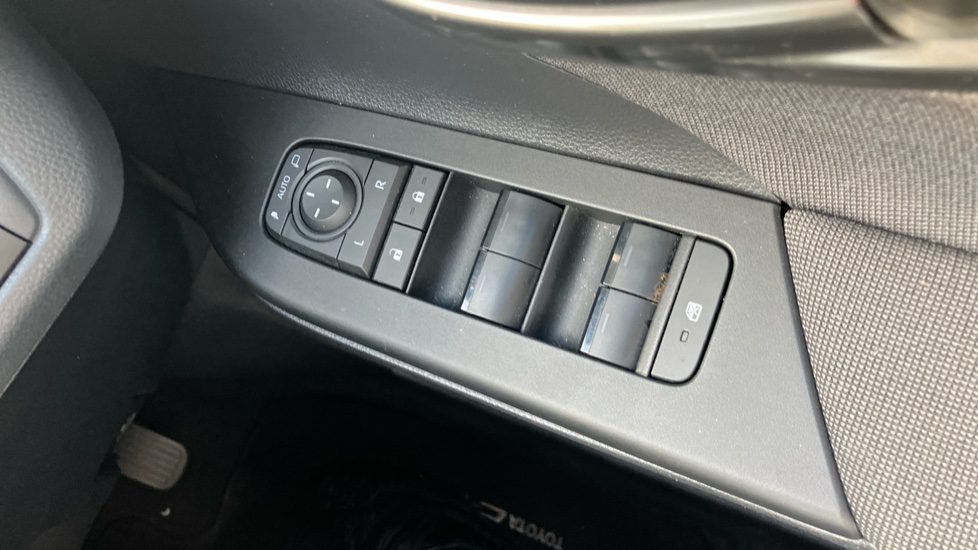 Toyota C-HR 2.0 PHEV Design 5dr CVT Hatchback - Image 33